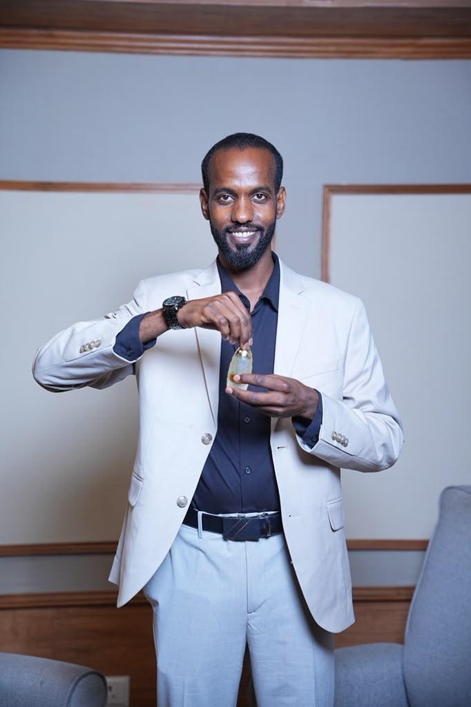Mr. Sisi, founder of HOOYO GIFTES, holding the restored perfume bottle